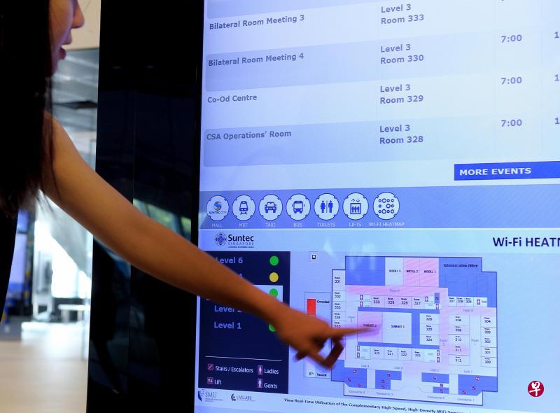 新达新加坡会议与博览中心使用了新大研究室开发的新技术,将连接上场地无线网络的人流信息处理为“热点地图”,让到访者可避开人潮拥挤的地方,同时也让活动主办方及时做疏通人群的安排。(曾坤顺摄) 新达新加坡会议与博览中心使用了新大研究室开发的新技术,将连接上场地无线网络的人流信息处理为“热点地图”,让到访者可避开人潮拥挤的地方,同时也让活动主办方及时做疏通人群的安排。(曾坤顺摄)