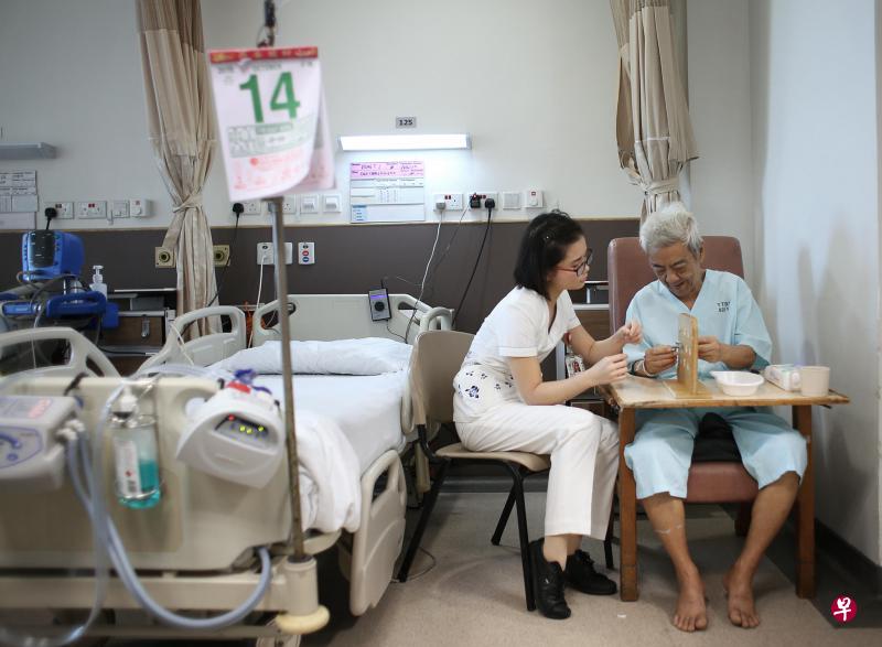 陈笃生医院的老年资源护士自动自发,为病患设置精神错乱症治疗与预防计划,通过简单的游戏助他们改善精神状态。(叶振忠摄) 陈笃生医院的老年资源护士自动自发,为病患设置精神错乱症治疗与预防计划,通过简单的游戏助他们改善精神状态。(叶振忠摄)