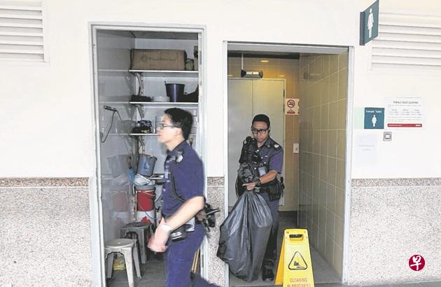 新生男婴疑遭遗弃,被发现在淡滨尼地铁站女厕的卫生棉箱内。图为警方在现场展开调查,并从女厕取走一些物品。(档案照) 新生男婴疑遭遗弃,被发现在淡滨尼地铁站女厕的卫生棉箱内。图为警方在现场展开调查,并从女厕取走一些物品。(档案照)