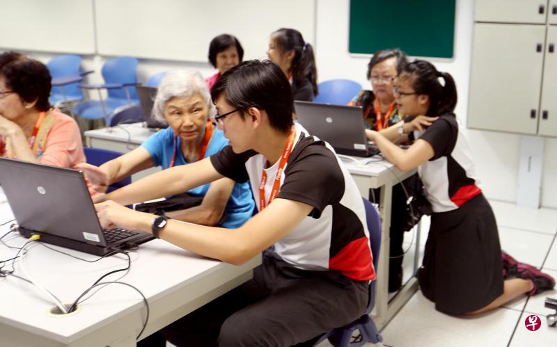 跨代课程在2011年推出后,多年来陆续与中小学、初院、工艺教育学院和大专学府合作,至今有70多所学校提供课程,已有超过1万2000名年长者和学生参与。(档案照片) 跨代课程在2011年推出后,多年来陆续与中小学、初院、工艺教育学院和大专学府合作,至今有70多所学校提供课程,已有超过1万2000名年长者和学生参与。(档案照片)