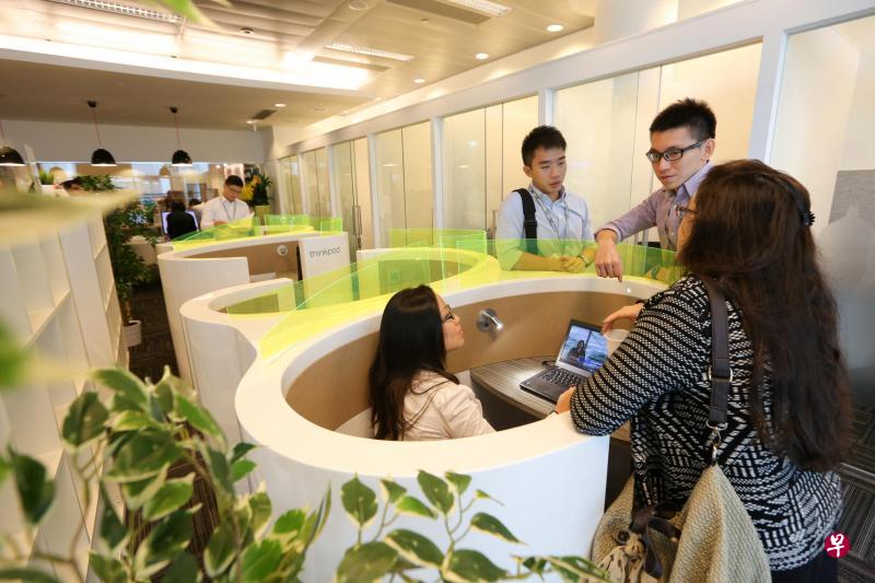 设在图书馆内的社区智能工作中心内设施齐全,受到许多自由工作者和中小企业青睐。(档案照片) 设在图书馆内的社区智能工作中心内设施齐全,受到许多自由工作者和中小企业青睐。(档案照片)