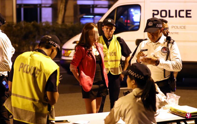 　交通警局昨天凌晨在全岛多处设置路障，共有77名驾驶者遭交警拦截，接受酒精检测。（联合晚报）