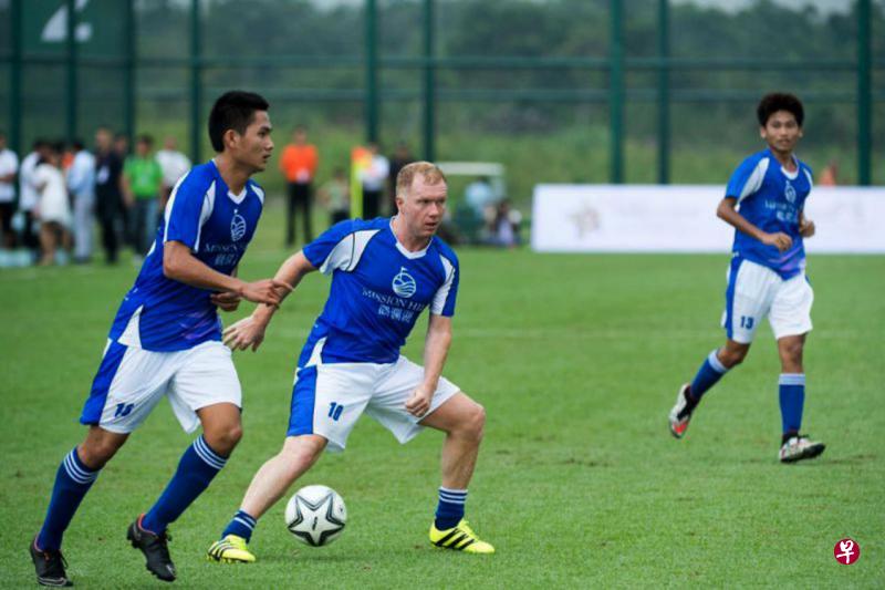 曼联名宿斯科尔斯(右)是这场友谊赛状态最好的球员。(王慧摄) 曼联名宿斯科尔斯(右)是这场友谊赛状态最好的球员。(王慧摄)
