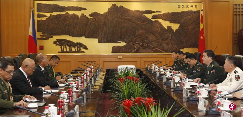 中国国务委员兼国防部长常万全(右二)昨天会见随同杜特尔特访华的菲律宾国防部长洛伦萨纳(左三)。常万全说,两国军队有责任落实中国国家主席习近平和杜特尔特达成的重要共识,排除干扰,管控分歧,积累互信,推动合作。洛伦萨纳说,菲方致力于恢复两国防务关系,推动防务磋商、人员培训等领域合作。(中新社) 中国国务委员兼国防部长常万全(右二)昨天会见随同杜特尔特访华的菲律宾国防部长洛伦萨纳(左三)。常万全说,两国军队有责任落实中国国家主席习近平和杜特尔特达成的重要共识,排除干扰,管控分歧,积累互信,推动合作。洛伦萨纳说,菲方致力于恢复两国防务关系,推动防务磋商、人员培训等领域合作。(中新社)