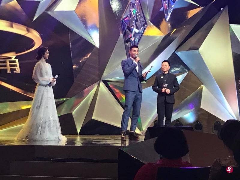 陈展鹏(中)、黎耀祥(右)获得“我最爱TVB男主角”。 陈展鹏(中)、黎耀祥(右)获得“我最爱TVB男主角”。