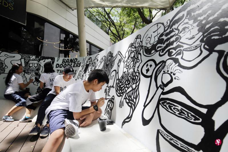 涂鸦兴趣小组Band of Doodlers每周会在乌节路*SCAPE等地点,邀请公众一同完成涂鸦壁画,无论有没有画画的经验都可以参与。(谢智扬摄) 涂鸦兴趣小组Band of Doodlers每周会在乌节路*SCAPE等地点,邀请公众一同完成涂鸦壁画,无论有没有画画的经验都可以参与。(谢智扬摄)