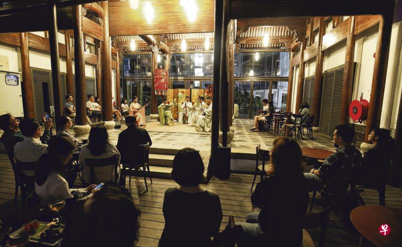 湘灵音乐社10月上旬在新科大借用成龙捐赠的明清古建筑,呈现一场典雅的传统南音《御前清客》,把古乐和古建筑变成精致的文化体验,备受好评。(陈斌勤摄) 湘灵音乐社10月上旬在新科大借用成龙捐赠的明清古建筑,呈现一场典雅的传统南音《御前清客》,把古乐和古建筑变成精致的文化体验,备受好评。(陈斌勤摄)