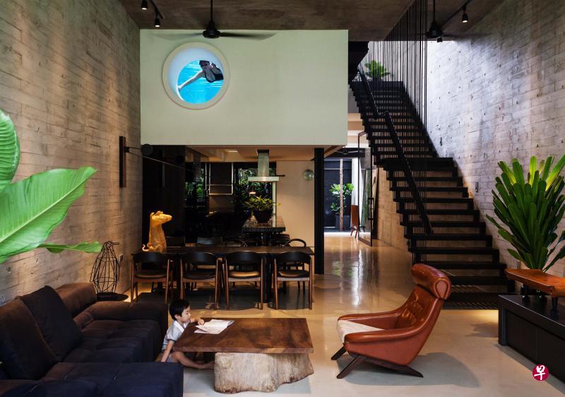 泳池设在屋内二楼,除了巧妙的避开夕照,也让在室内忙碌的家长可兼顾到孩子在泳池的安全。 泳池设在屋内二楼,除了巧妙的避开夕照,也让在室内忙碌的家长可兼顾到孩子在泳池的安全。