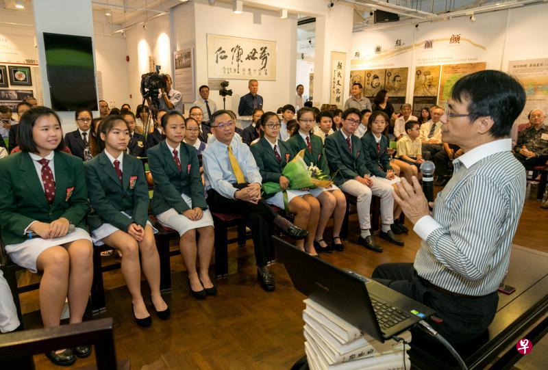 颜氏公会昨天在启动谷歌文化学院平台上的颜氏文化馆前,先邀请国大中文系劳悦强副教授谈《论语》中的孝道。和学生们坐在一起的是卫生部长颜金勇(左四)。(徐颖荃摄) 颜氏公会昨天在启动谷歌文化学院平台上的颜氏文化馆前,先邀请国大中文系劳悦强副教授谈《论语》中的孝道。和学生们坐在一起的是卫生部长颜金勇(左四)。(徐颖荃摄)