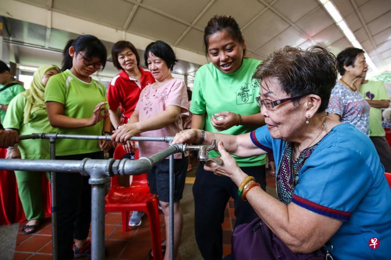 西南社区理事会昨天召集基层领袖和义工,与新加坡水管维修公会,指导亚逸拉惹区居民水管维修技巧,并为有需要家庭免费维修水管。(陈斌勤摄) 西南社区理事会昨天召集基层领袖和义工,与新加坡水管维修公会,指导亚逸拉惹区居民水管维修技巧,并为有需要家庭免费维修水管。(陈斌勤摄)