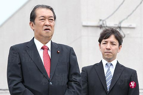 鸠山二郎(右)和父亲鸠山邦夫(左)。(日本新闻网) 鸠山二郎(右)和父亲鸠山邦夫(左)。(日本新闻网)