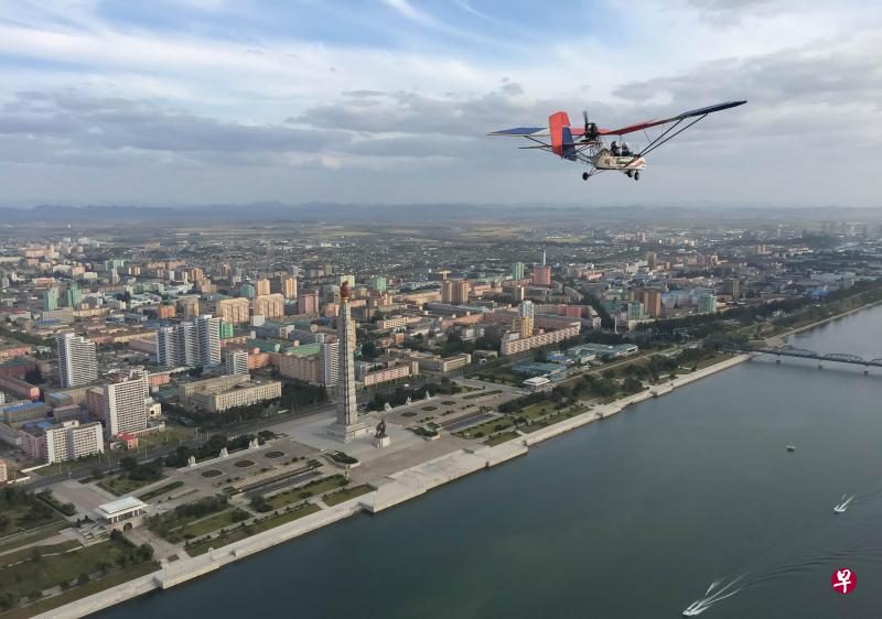 新加坡摄影师潘君瀚是第一个坐上轻型飞机航拍平壤的外国人,他说乘坐轻型飞机是很受当地人欢迎的活动,他要排上一小时才有机会升空。(潘君瀚摄影) 新加坡摄影师潘君瀚是第一个坐上轻型飞机航拍平壤的外国人,他说乘坐轻型飞机是很受当地人欢迎的活动,他要排上一小时才有机会升空。(潘君瀚摄影)