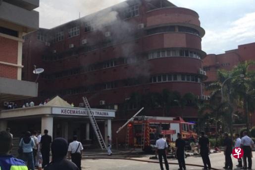 新山中央医院今早9时许起火,冒出浓浓黑烟。(东方日报) 新山中央医院今早9时许起火,冒出浓浓黑烟。(东方日报)