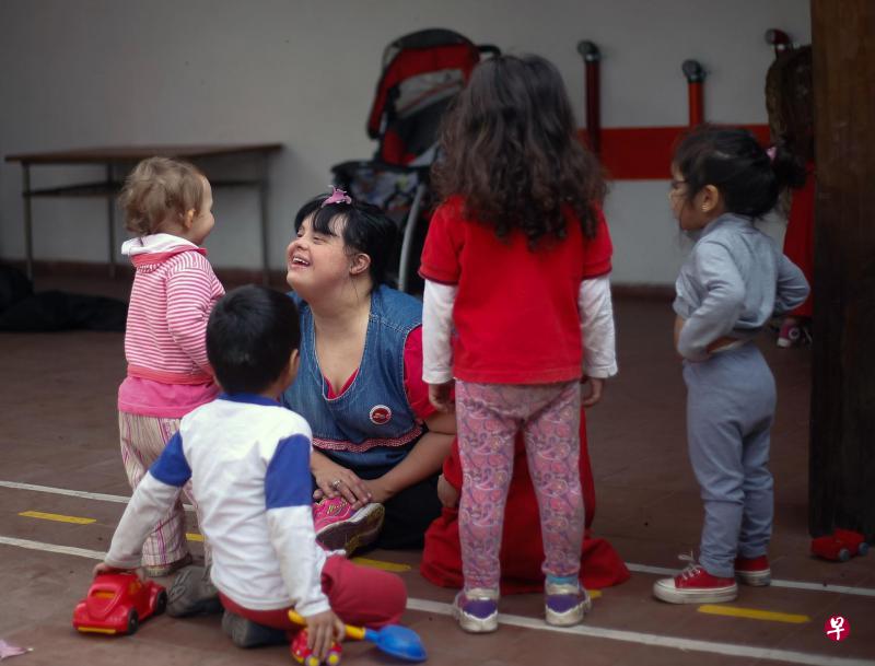 加雷拉和幼儿园的小朋友相处融洽。(法新社) 加雷拉和幼儿园的小朋友相处融洽。(法新社)