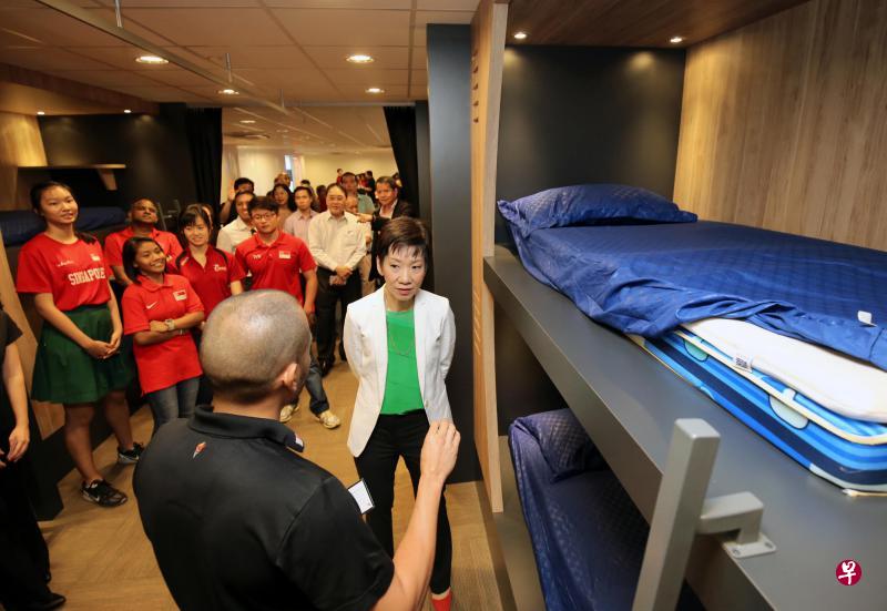 文化、社区及青年部长傅海燕(面对镜头者)为国家青年体育学院的分中心NYSI@Kallang主持启用仪式后参观设施。中心工作人员向她介绍设有睡眠舱的休息室。(唐家鸿摄) 文化、社区及青年部长傅海燕(面对镜头者)为国家青年体育学院的分中心NYSI@Kallang主持启用仪式后参观设施。中心工作人员向她介绍设有睡眠舱的休息室。(唐家鸿摄)