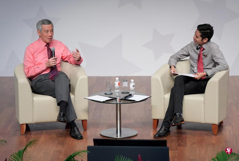 李显龙总理(左)在新加坡理工大学题为“为未来经济做好准备”的对话会上,谈到保守派政党在许多国家崛起的大背景下,新加坡更有必要确保自身不会偏离国家发展的正轨。(海峡时报) 李显龙总理(左)在新加坡理工大学题为“为未来经济做好准备”的对话会上,谈到保守派政党在许多国家崛起的大背景下,新加坡更有必要确保自身不会偏离国家发展的正轨。(海峡时报)