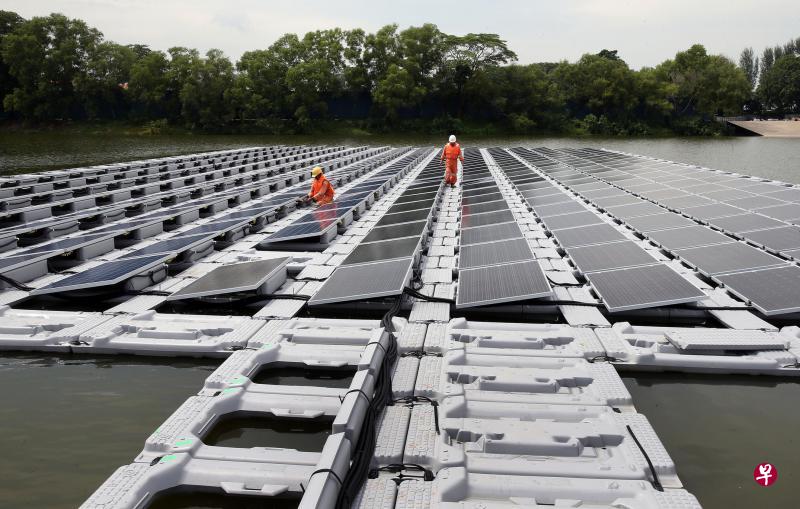 设于登格蓄水池、相信是全球最大的浮动太阳能板试验平台占地一公顷,全面启动后可生产一兆峰瓦值电力。图为工作人员在检查太阳能板。(海峡时报) 设于登格蓄水池、相信是全球最大的浮动太阳能板试验平台占地一公顷,全面启动后可生产一兆峰瓦值电力。图为工作人员在检查太阳能板。(海峡时报)