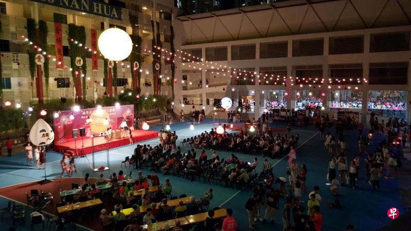 南华中学一年一度的中秋晚会,中央场地布置得漂亮又热闹。(南华中学图片) 南华中学一年一度的中秋晚会,中央场地布置得漂亮又热闹。(南华中学图片)