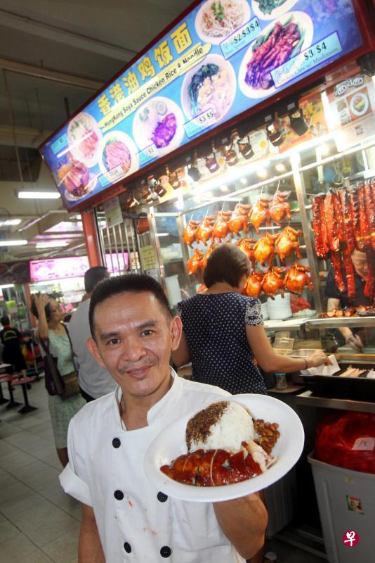 获得米其林一星的香港油鸡饭面摊主陈翰铭,将与餐饮集团合作扩展业务。(档案照片) 获得米其林一星的香港油鸡饭面摊主陈翰铭,将与餐饮集团合作扩展业务。(档案照片)