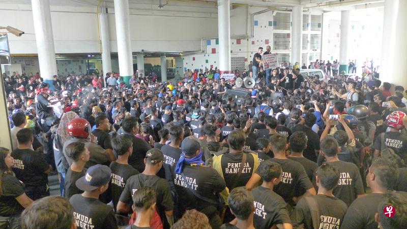 槟州巫青团的“黑衣人”聚集在槟州政府行政大楼外,高喊要林冠英下台的口号。(星洲日报) 槟州巫青团的“黑衣人”聚集在槟州政府行政大楼外,高喊要林冠英下台的口号。(星洲日报)