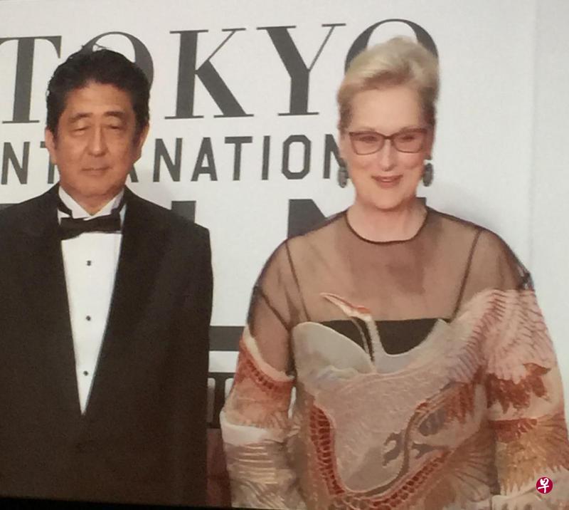 日本首相安倍晋三(左)赶到电影节现场走红地毯后,与梅莉史翠普同台致辞。 日本首相安倍晋三(左)赶到电影节现场走红地毯后,与梅莉史翠普同台致辞。