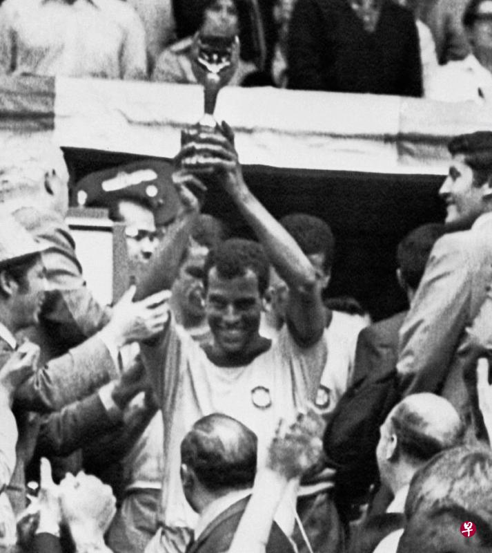 阿尔贝托1970年以队长身份捧起世界杯。(法新社) 阿尔贝托1970年以队长身份捧起世界杯。(法新社)