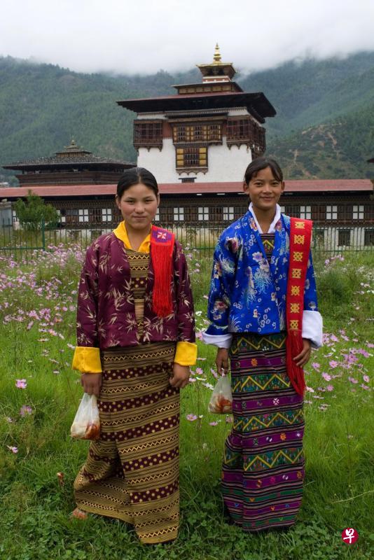 不丹女性的传统服饰“Kira”。(不丹皇家航空提供) 不丹女性的传统服饰“Kira”。(不丹皇家航空提供)