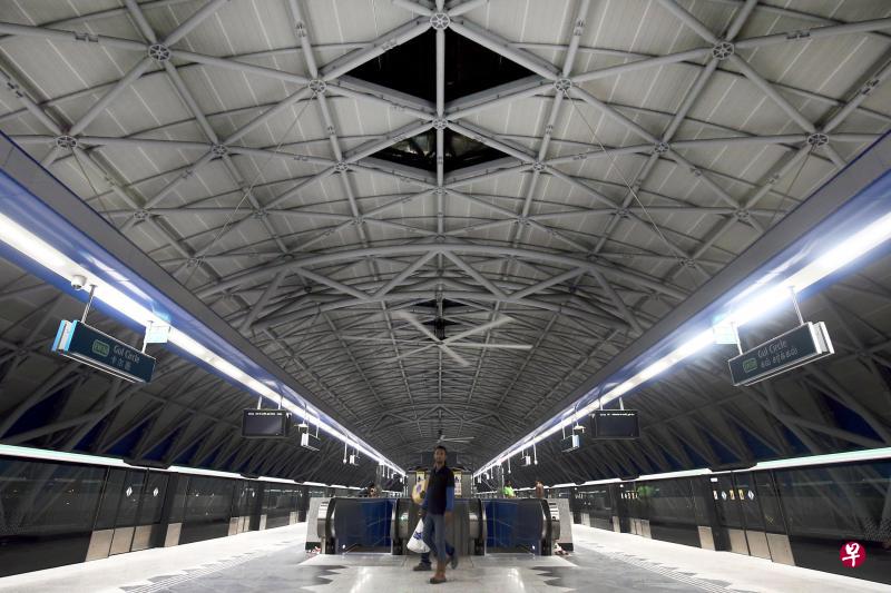 大士西延长线的卡尔圈站将是与大士南延长线衔接的转换站,该站左侧已预先铺设大士南延长线的地铁轨道。(陈斌勤摄) 大士西延长线的卡尔圈站将是与大士南延长线衔接的转换站,该站左侧已预先铺设大士南延长线的地铁轨道。(陈斌勤摄)