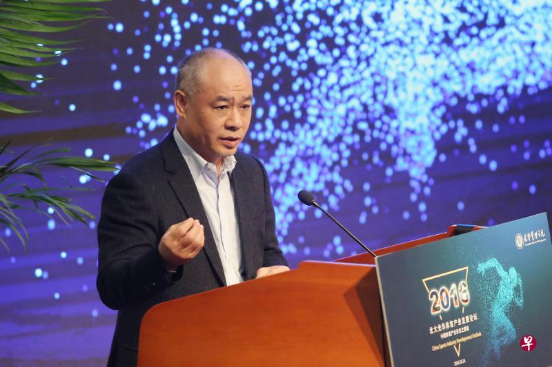 中国国家发改委国际合作中心体育产业办公室主任张薇(左图)认为,中国体育产业的标准没有达到国际标准,所以才会出现毒跑道的事件。中国第一代体操王子李宁(右图)坦言,体育产品的生意难做。(北大光华提供) 中国国家发改委国际合作中心体育产业办公室主任张薇(左图)认为,中国体育产业的标准没有达到国际标准,所以才会出现毒跑道的事件。中国第一代体操王子李宁(右图)坦言,体育产品的生意难做。(北大光华提供)