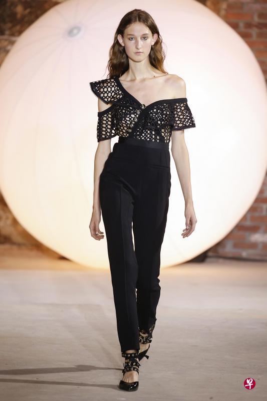 妖娆的露肩上衣平衡了裤装的凌厉感。 妖娆的露肩上衣平衡了裤装的凌厉感。