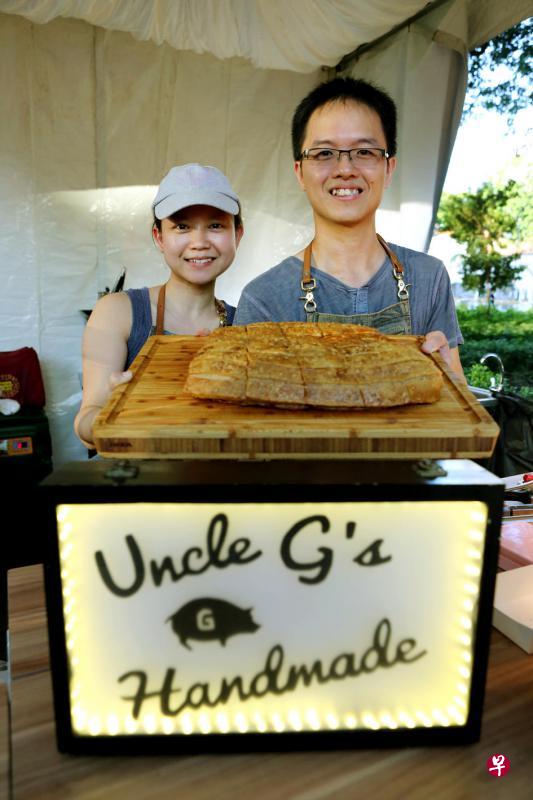 Uncle G手工制作脆皮烧肉是克兰芝田园农夫市集的人气食物。(龙国雄摄影) Uncle G手工制作脆皮烧肉是克兰芝田园农夫市集的人气食物。(龙国雄摄影)