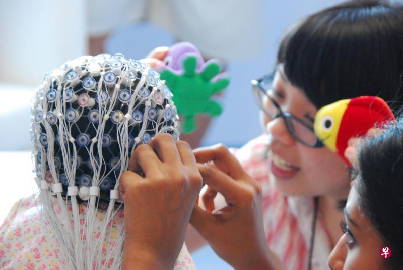 婴儿在持续聆听声响的时候,研究人员通过电生理学技术,测量婴儿的脑神经活动。(GUSTO研究团队提供) 婴儿在持续聆听声响的时候,研究人员通过电生理学技术,测量婴儿的脑神经活动。(GUSTO研究团队提供)