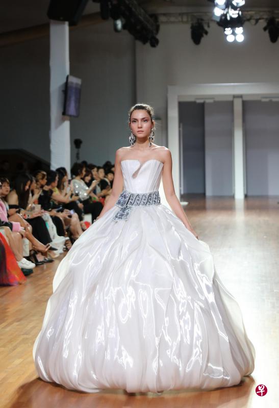 郭培的高级定制如梦似幻,反映了她对超现实幻美境界的向往。(SGFW提供) 郭培的高级定制如梦似幻,反映了她对超现实幻美境界的向往。(SGFW提供)