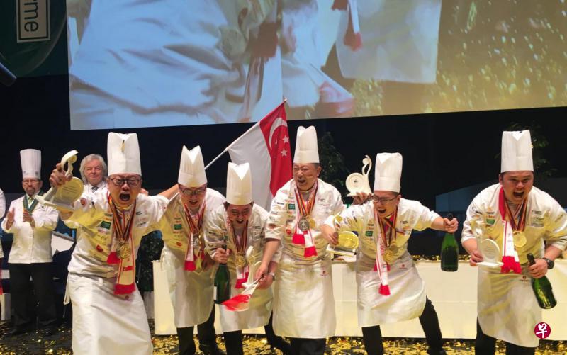 由队长张耀祥(左起)、方瑞珑、黄国强、郑添明、林纬明及张志雄组成的厨师团队,在烹饪奥林匹克大赛中获得全场总冠军,让新加坡旗帜在国际厨艺舞台上飘扬。(受访者提供) 由队长张耀祥(左起)、方瑞珑、黄国强、郑添明、林纬明及张志雄组成的厨师团队,在烹饪奥林匹克大赛中获得全场总冠军,让新加坡旗帜在国际厨艺舞台上飘扬。(受访者提供)