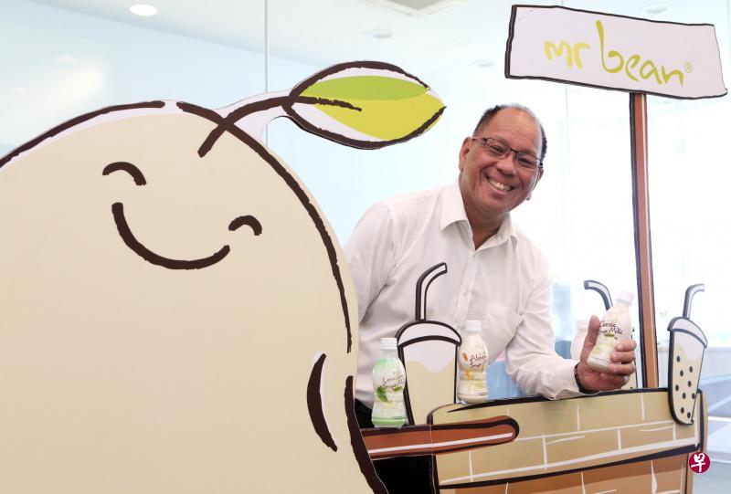 豆先生创办人兼总裁卢裕波:豆先生今年能够再次得到品牌奖,证明这几年来所做的努力并没有白费。公司今年迈入第21个年头,刚步入“成年”阶段,工作团队还将“大干一场”,进一步提升业务,使自家品牌更为响亮。(邝启聪摄) 豆先生创办人兼总裁卢裕波:豆先生今年能够再次得到品牌奖,证明这几年来所做的努力并没有白费。公司今年迈入第21个年头,刚步入“成年”阶段,工作团队还将“大干一场”,进一步提升业务,使自家品牌更为响亮。(邝启聪摄)