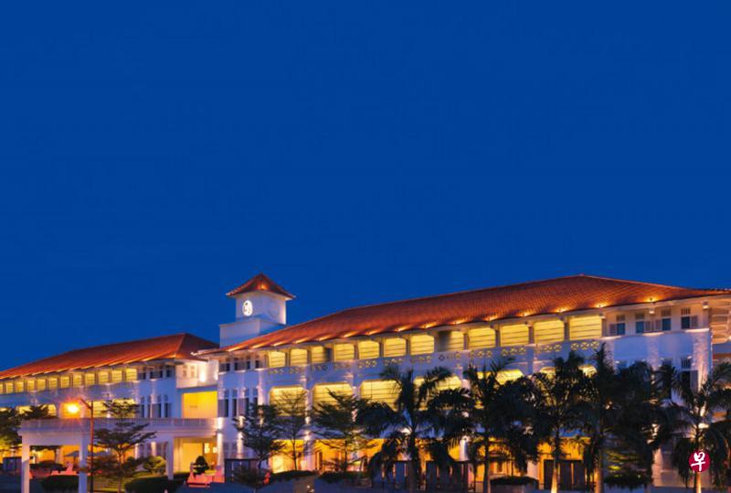 圣淘沙艾美酒店在圣淘沙地标鱼尾狮旁,占地面积约10万平方英尺,共有191间客房。(互联网) 圣淘沙艾美酒店在圣淘沙地标鱼尾狮旁,占地面积约10万平方英尺,共有191间客房。(互联网)