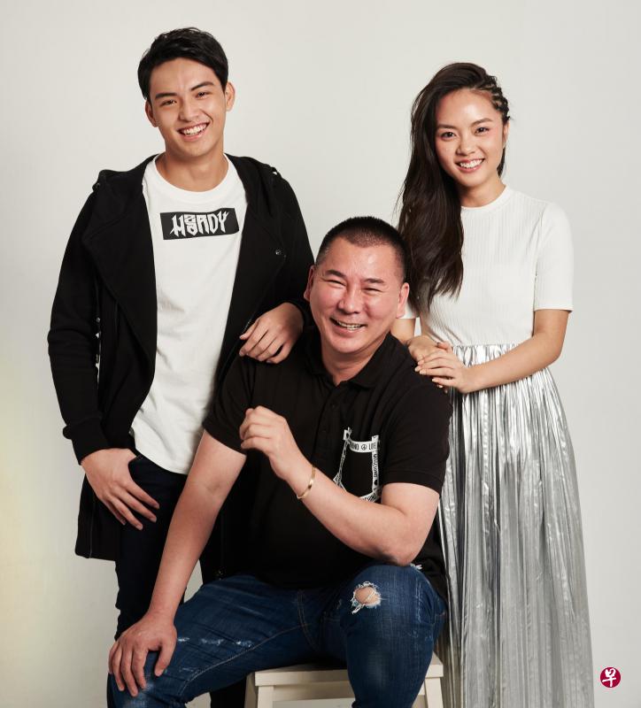 郑凯介(左)、黄暄婷两名星二代都加入李荣达(中)旗下。 郑凯介(左)、黄暄婷两名星二代都加入李荣达(中)旗下。