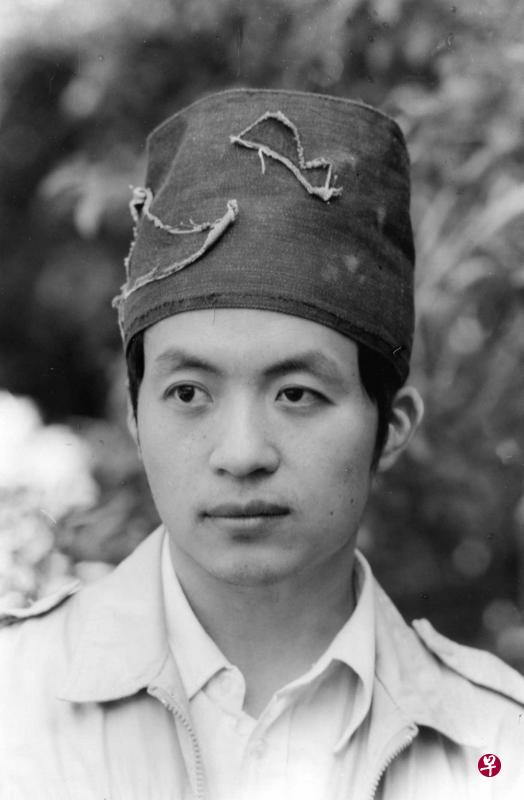 这是1992年2月顾城寄给本文作者的照片。头上戴着他自制的帽子,他的太太谢烨戏称像“可汗”(西域的大王),顾城自此以“可汗”自居。 这是1992年2月顾城寄给本文作者的照片。头上戴着他自制的帽子,他的太太谢烨戏称像“可汗”(西域的大王),顾城自此以“可汗”自居。