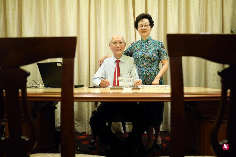 结婚56年的陈炳炎(左)和许菲立,退休后活跃于志愿服务,同在2006年受委为婚姻宣誓官。(何家俊摄) 结婚56年的陈炳炎(左)和许菲立,退休后活跃于志愿服务,同在2006年受委为婚姻宣誓官。(何家俊摄)