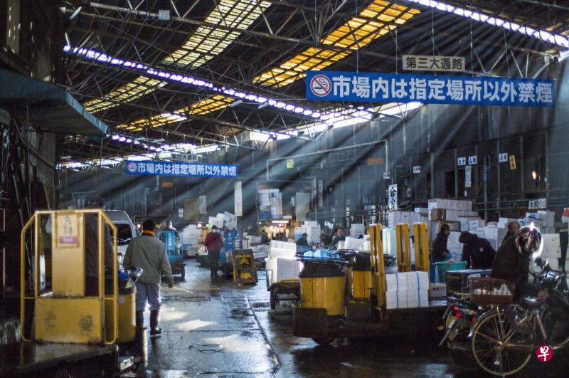 封闭式运作模式、后继无人与生活形态转变,筑地这个“乐园”的生计和生机都受到威胁。(剧照/嘉华) 封闭式运作模式、后继无人与生活形态转变,筑地这个“乐园”的生计和生机都受到威胁。(剧照/嘉华)