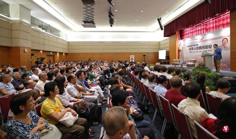 《文化大观园》总策划兼主持人王鲁湘谈华人民间信仰,报业中心礼堂座无虚席。(叶振忠摄) 《文化大观园》总策划兼主持人王鲁湘谈华人民间信仰,报业中心礼堂座无虚席。(叶振忠摄)