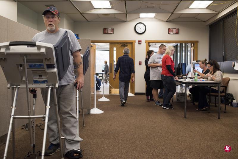 俄亥俄州选民29日通过电子投票机进行预先投票。民调显示,希拉莉在俄州的预先投票中领先特朗普。(彭博社) 俄亥俄州选民29日通过电子投票机进行预先投票。民调显示,希拉莉在俄州的预先投票中领先特朗普。(彭博社)