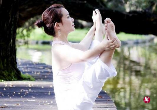 在瑜伽教学中,玛雅更多关注的是身心灵整体的释放和愉悦,而不仅仅是体位做得如何。(受访者提供) 在瑜伽教学中,玛雅更多关注的是身心灵整体的释放和愉悦,而不仅仅是体位做得如何。(受访者提供)