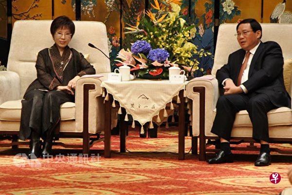 中国国民党主席洪秀柱(左)访陆“和平之旅”第一站 抵达南京,30日晚间在紫金山庄与中共江苏省委书记李 强会面,历时约40分钟。 (中央社) 中国国民党主席洪秀柱(左)访陆“和平之旅”第一站 抵达南京,30日晚间在紫金山庄与中共江苏省委书记李 强会面,历时约40分钟。 (中央社)