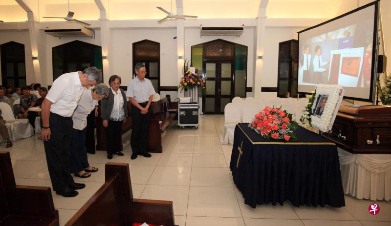 李显龙总理(左一)与夫人何晶(左二)昨晚到柯顺美的停柩处吊唁。站在何晶身旁的是柯顺美遗孀廖露丝与二儿子柯宗仁。(梁麒麟摄) 李显龙总理(左一)与夫人何晶(左二)昨晚到柯顺美的停柩处吊唁。站在何晶身旁的是柯顺美遗孀廖露丝与二儿子柯宗仁。(梁麒麟摄)