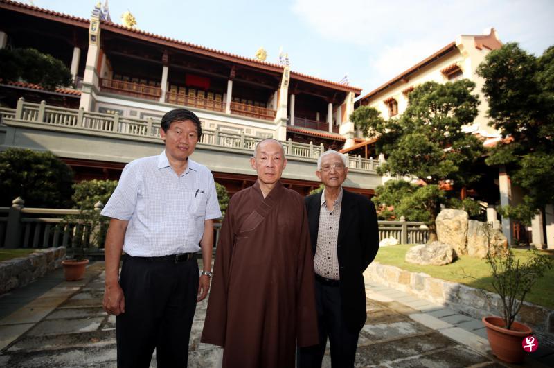 双林寺修建委员会参考旧照片修建法堂。左起为庄绍文、惟俨法师和庄日昆。(陈渊庄摄) 双林寺修建委员会参考旧照片修建法堂。左起为庄绍文、惟俨法师和庄日昆。(陈渊庄摄)