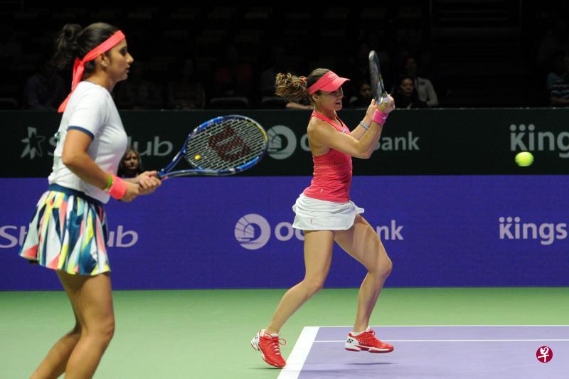 瑞士网球公主马丁娜(右)是本届新加坡年终总决赛获得欢呼声最多的球员。(新华社) 瑞士网球公主马丁娜(右)是本届新加坡年终总决赛获得欢呼声最多的球员。(新华社)