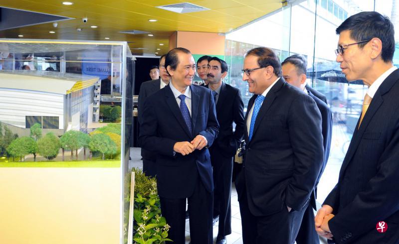 贸工部长(工业)易华仁(右二)昨天出席新加坡海事与岸外工程科技中心的推介活动,并在新加坡海事与岸外工程科技中心执行总裁曾永顺教授(左一)和国大校长陈祝全教授(右一)等人的陪同下,参观该中心的设计模型。(国大提供照片) 贸工部长(工业)易华仁(右二)昨天出席新加坡海事与岸外工程科技中心的推介活动,并在新加坡海事与岸外工程科技中心执行总裁曾永顺教授(左一)和国大校长陈祝全教授(右一)等人的陪同下,参观该中心的设计模型。(国大提供照片)