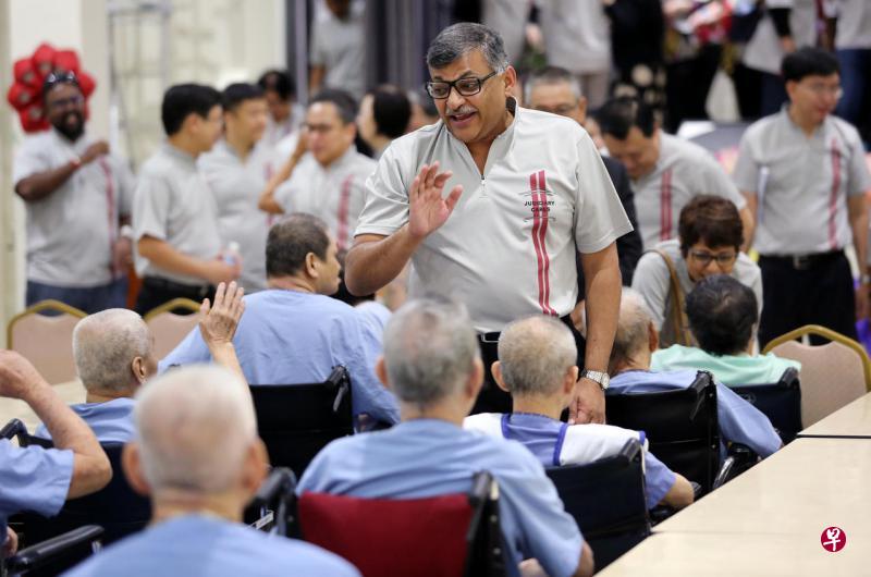 大法官梅达顺(中)连同国家法院、最高法院和家事司法法院的职员和法官拜访疗养院安老协会,同那里的年长者交流。(龙国雄摄) 大法官梅达顺(中)连同国家法院、最高法院和家事司法法院的职员和法官拜访疗养院安老协会,同那里的年长者交流。(龙国雄摄)