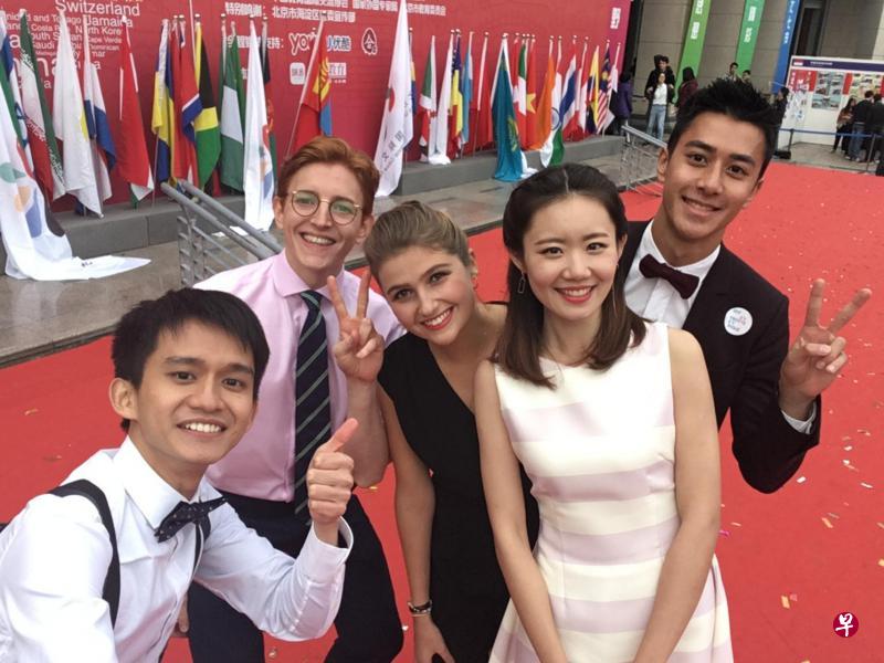 王永昌(左一)与台上主持人都笑称:这是有史以来最高颜值的主持团。 王永昌(左一)与台上主持人都笑称:这是有史以来最高颜值的主持团。